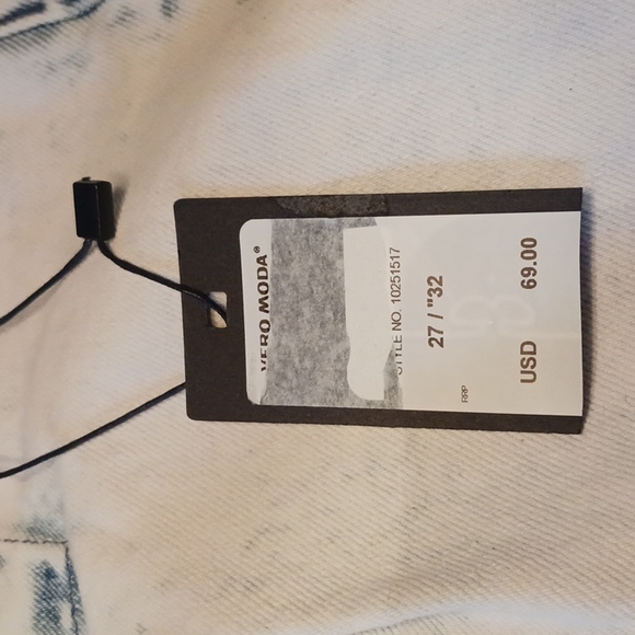 VERO MEDO WHITEWASH DENIM ANKLE JEANS - Picture 3 of 11